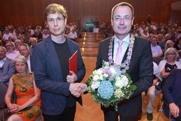 Auf dem Bild gratuiliert der damalige Oberbürgermeister Thilo Rentschler dem Schubart-Literaturpreisträger.