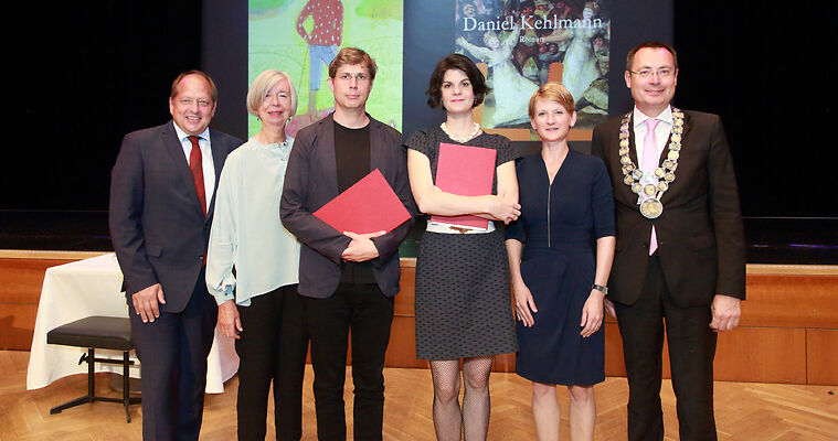 Auf dem Bild sind die Preisträger*, Laudator*innen und der damalige Oberbürgermeister Thilo Rentschler zu sehen.