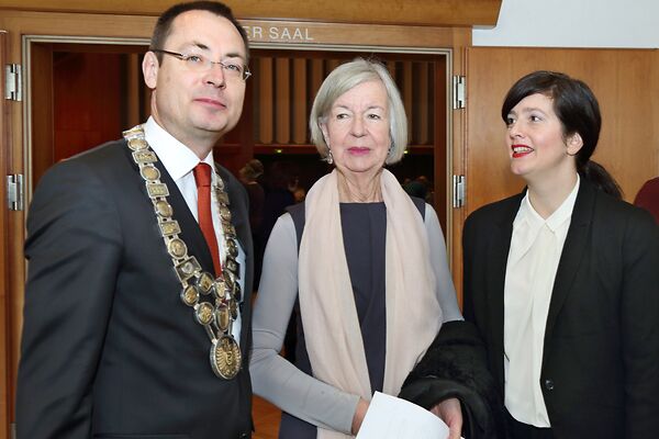 Auf dem Bild ist damaliger Oberbürgermeister Thilo Rentschler mit zwei Damen zu sehen.