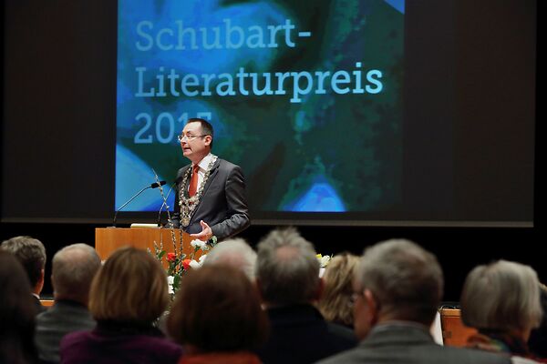 Auf dem Bild ist der damalige Oberbürgermeister Thilo Rentschler an einem Rednerpult zu sehen, der zu seinem Publikum spricht.