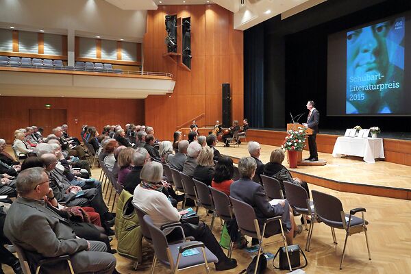 Auf dem Bild ist der damalige Oberbürgermeister Thilo Rentschler an einem Rednerpult zu sehen, der zu seinem Publikum spricht.