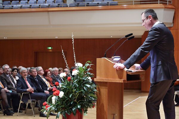 Auf dem Bild ist der damalige Oberbürgermeister Thilo Rentschler an einem Rednerpult zu sehen, der zu seinem Publikum spricht.