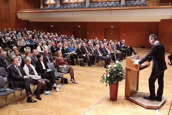 Auf dem Bild ist der damalige Oberbürgermeister Thilo Rentschler an einem Rednerpult zu sehen, der zu seinem Publikum spricht.