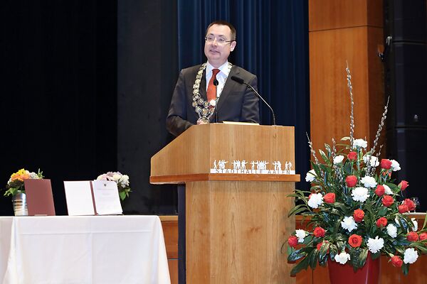 Auf dem Bild ist der damalige Oberbürgermeister Thilo Rentschler an einem Rednerpult zu sehen, der zu seinem Publikum spricht.
