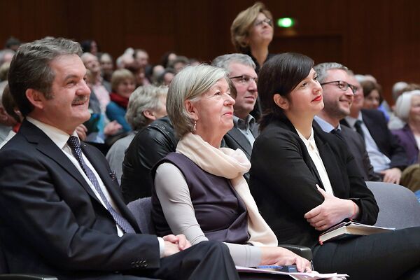 Auf dem Bild sind die im Publikum sitzenden Preisträgerinnen des Schubart-Literaturpreises zu sehen.