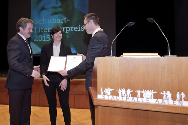 Auf dem Bild überreicht der damalige Oberbürgermeister Thilo Rentschler eine Urkunde an eine Preisträgerin.