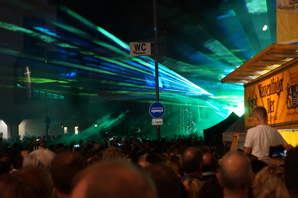 Auf dem Bild ist eine bunte Lasershow zu sehen.