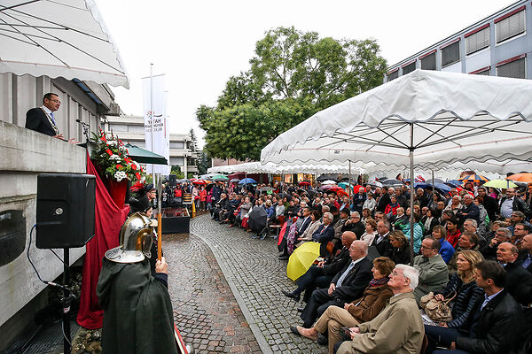Auf dem Bild ist der damalige Oberbürgermeister Thilo Rentschler zu sehen, der  vor dem Rathaus eine Rede hält.