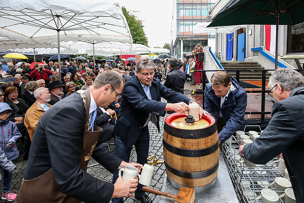 Auf dem Bild ist der damalige Oberbürgermeister Thilo Rentschler beim Bierfassanstich zu sehen.