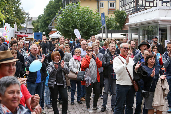 Auf dem Bild ist eine applaudierende Menschenmenge zu sehen.