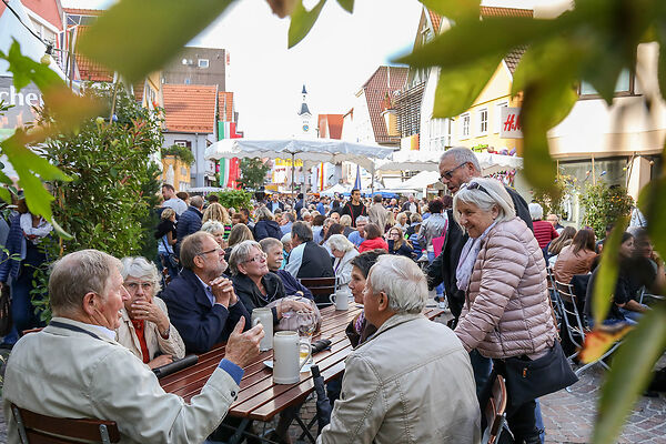 Auf dem Bild sind Männer und Frauen zu sehen, die sich miteinander unterhalten.