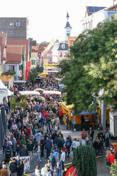 Auf dem Bild ist die mit Menschen gefüllte Innenstadt aus der Vogelperspektive zu sehen.