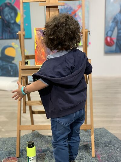 Auf dem Bild ist ein Kind beim Malen zu sehen.