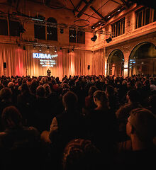 Auf dem Bild ist der Poetry Slam in Aalen im Kulturbahnhof Aalen zu sehen.
