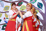 Auf dem Bild sind zwei Frauen in Folklore-Kostümen zu sehen.