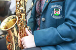 Auf dem Bild ist ein Ausschnitt einer Unifrom des Musikvereins Fachsenfeld zu sehen. Zudem ist ein Ausschnitt eines Saxophons zu sehen.