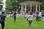 Auf dem Bild sind tanzende Menschen im Stadtgarten Aalen zu sehen