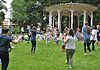 Auf dem Bild sind tanzende Menschen im Stadtgarten Aalen zu sehen