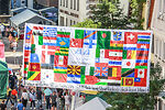 Auf dem Bild ist eine Flagge mit vielen verschiedenen Falggen zu sehen. 