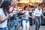 Auf dem Bild sind tanzende Frauen auf dem Internationalen Fest in Aalen zu sehen. 